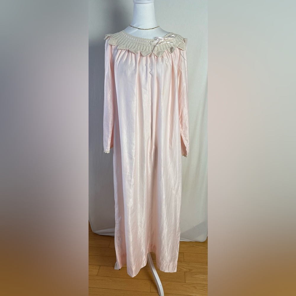 Vintage Bert yelin for Iris nightgown baby pink. Size 16